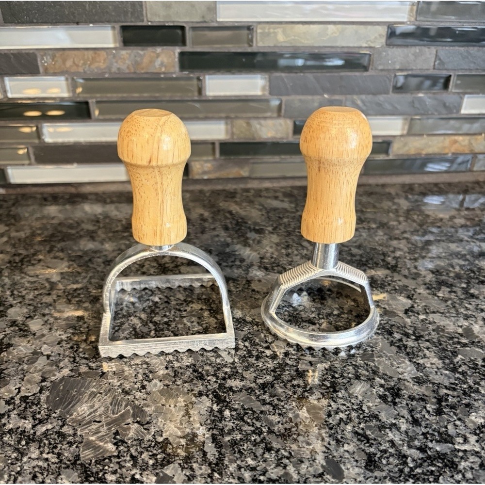 2 Piece Ravioli Maker Stamp‎ Cookie Mold Cutter with Wooden Handle Pasta Lasagna